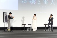 「啓弥とツーショットが撮れる鏡」でツーショットを撮るオーイシマサヨシ。