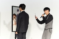 「啓弥とツーショットが撮れる鏡」の前に立つ梅原裕一郎と、梅原を後ろから撮影するオーイシマサヨシ。