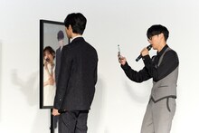 「啓弥とツーショットが撮れる鏡」の前に立つ梅原裕一郎と、梅原を後ろから撮影するオーイシマサヨシ。