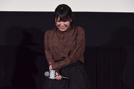 中島みゆきのコメントに恐縮して体を小さくする岡田麿里監督。