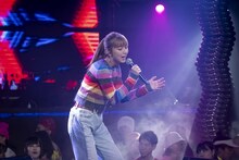 上白石萌歌演じる英子の歌唱シーン。 (c)フジテレビ