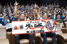「劇場版 天元突破グレンラガン」公開15周年記念舞台挨拶にて。左から今石洋之監督、脚本の中島かずき。
