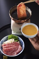 HANA吉兆のコース料理より、長野県産の村沢牛を使った「すき鍋」。本誌では吉兆の歴史とともに紹介している。