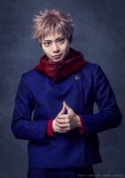 佐藤流司扮する虎杖悠仁。