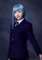 竹内夢扮する三輪霞。