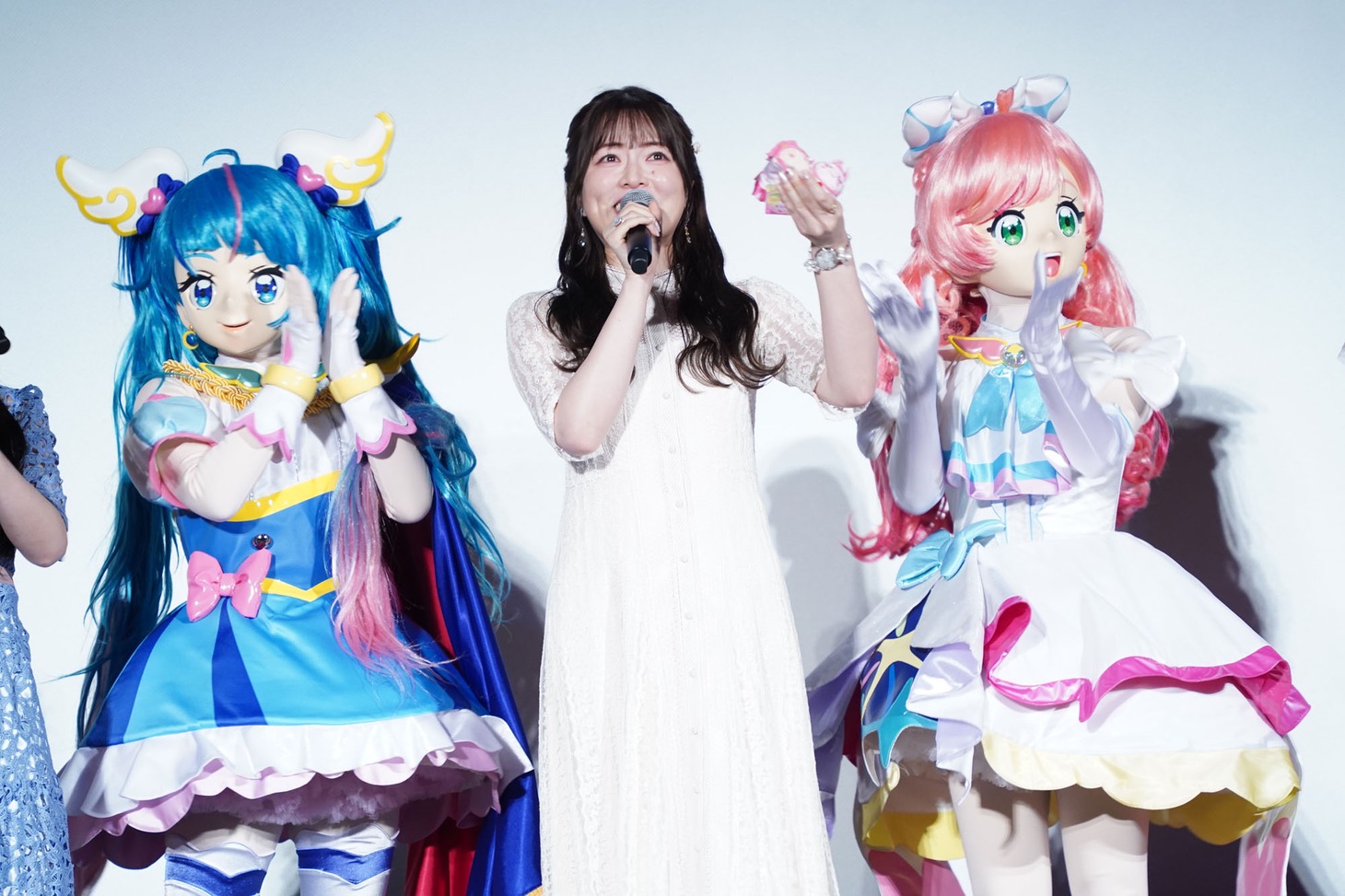 左からキュアスカイ、加隈亜衣、キュアプリズム。