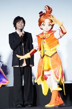 名乗りを披露するキュアウィングと村瀬歩。