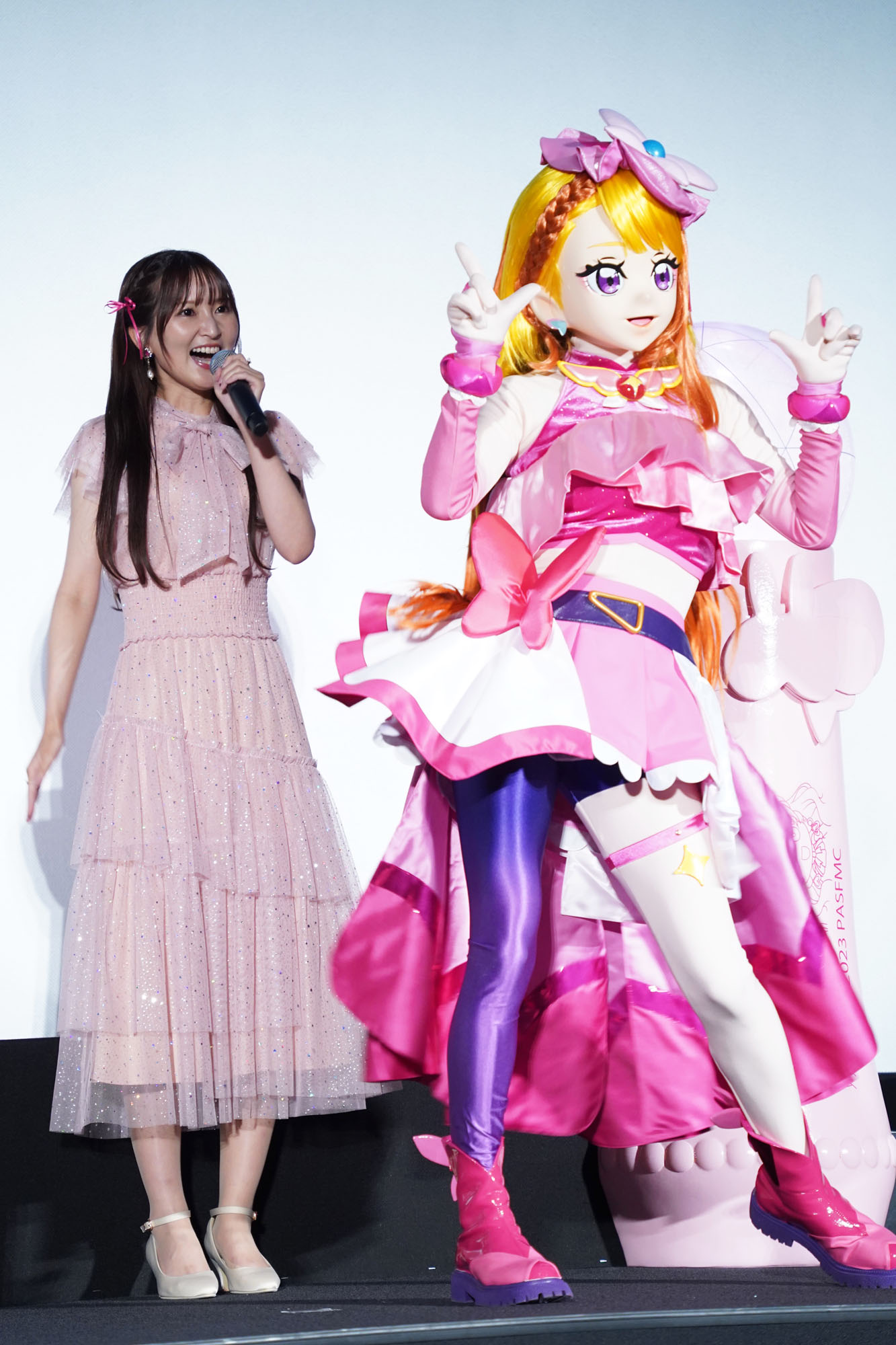 名乗りを披露するキュアバタフライと七瀬彩夏。