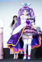 名乗りを披露するキュアマジェスティと古賀葵。