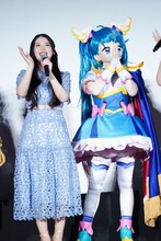 左から関根明良、キュアスカイ。