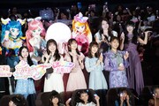 前列左から関根明良、加隈亜衣、七瀬彩夏、日高里菜、三森すずこ。後列左からキュアスカイ、キュアプリズム、キュアバタフライ、小原好美、藤田咲。