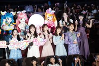 前列左から関根明良、加隈亜衣、七瀬彩夏、日高里菜、三森すずこ。後列左からキュアスカイ、キュアプリズム、キュアバタフライ、小原好美、藤田咲。