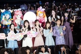前列左から関根明良、加隈亜衣、七瀬彩夏、日高里菜、三森すずこ。後列左からキュアスカイ、キュアプリズム、キュアバタフライ、小原好美、藤田咲。