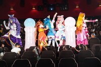 客席に向かって手を振るプリキュアたち。