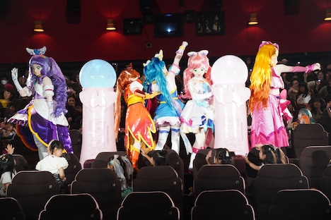 客席に向かって手を振るプリキュアたち。