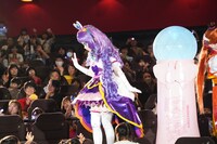 客席に向かって手を振るキュアマジェスティ。