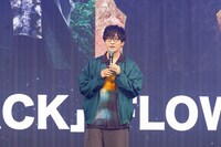 TVアニメ「帰還者の魔法は特別です」ステージイベントの様子。