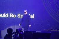 超魔術を披露するMr.マリック。