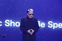 超魔術を披露するMr.マリック。