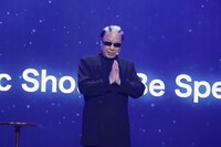 超魔術を披露するMr.マリック。