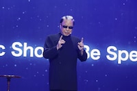 超魔術を披露するMr.マリック。