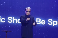 超魔術を披露するMr.マリック。