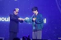 超魔術を披露するMr.マリック。