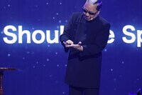 超魔術を披露するMr.マリック。