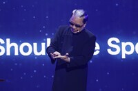 超魔術を披露するMr.マリック。