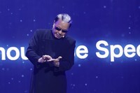 超魔術を披露するMr.マリック。