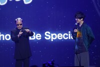 超魔術を披露するMr.マリック。