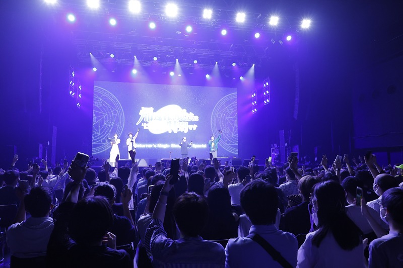 TVアニメ「帰還者の魔法は特別です」ステージイベントの様子。