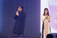 左から日野聡、伊藤美来。