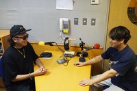 左から真鍋昌平、番組DJのノルオブ（JABBA DA FOOTBALL CLUB）。