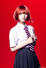 佐々木舞香（＝LOVE）扮する橘日向。