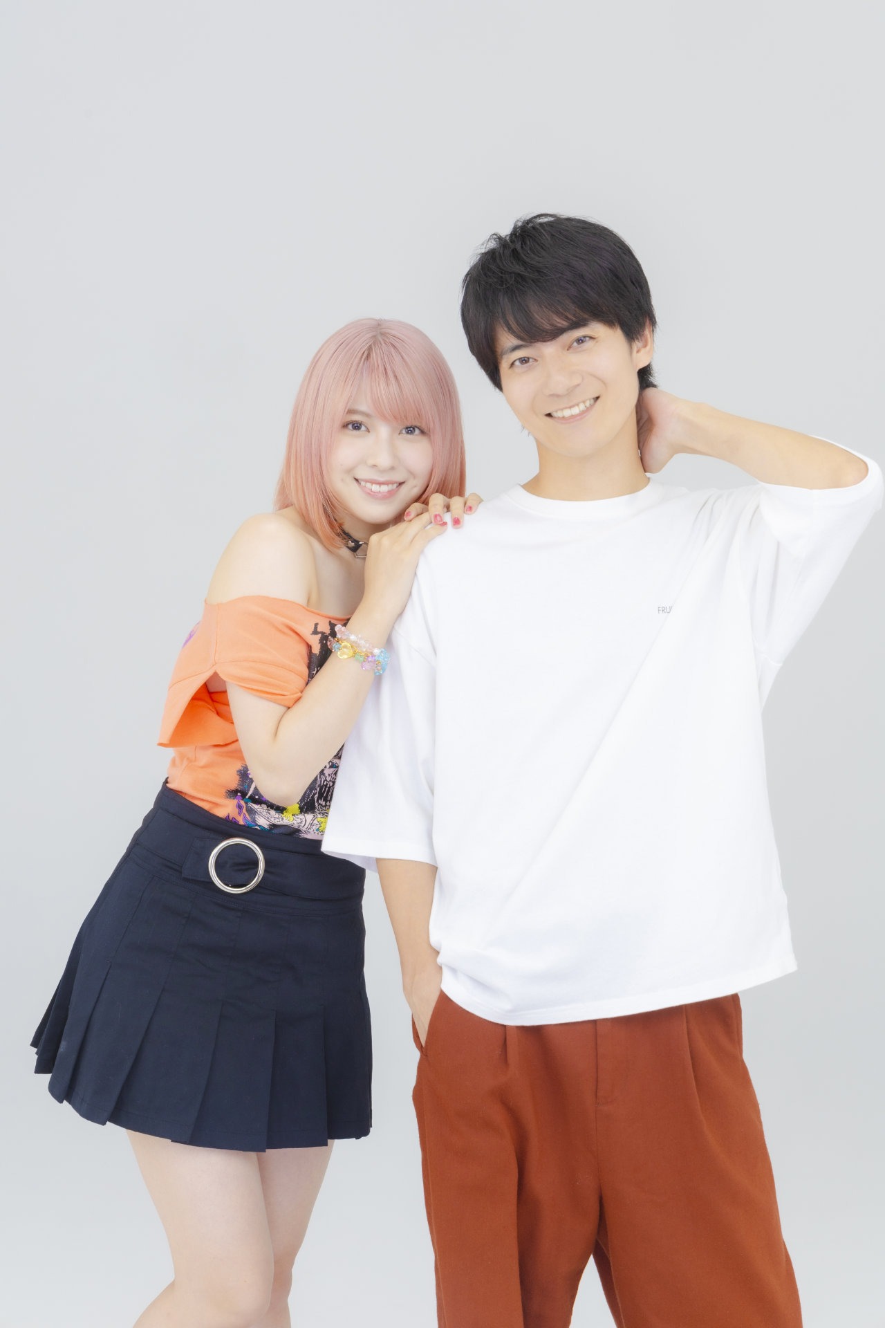 西山潤扮する村田元気と、田中美麗扮する江口友香。