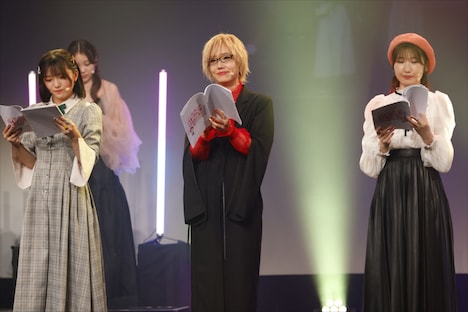 左から御芽河あうる役の藤寺美徳、皇あまね役の庄司宇芽香、弥生ひな役の内田彩。