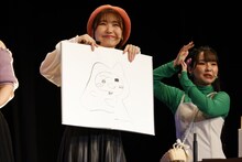 左から弥生ひな役の内田彩、めが姉ぇ役の伊藤かな恵。