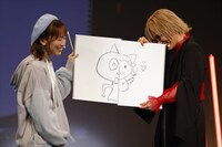 左からみゃむ役の小池理子、皇あまね役の庄司宇芽香。