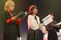 左から皇あまね役の庄司宇芽香、弥生ひな役の内田彩。