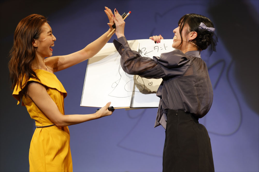 左からジェニファー・純恋・ソル役の青野紗穂、心愛れもん役の鈴木杏奈。