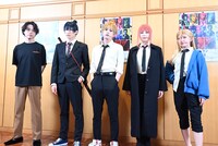 「『チェンソーマン』ザ・ステージ」の初日前日会見より。左から脚本・演出の松崎史也、早川アキ役の梅津瑞樹、デンジ役の土屋直武、マキマ役の平野綾、パワー役の甲田まひる。