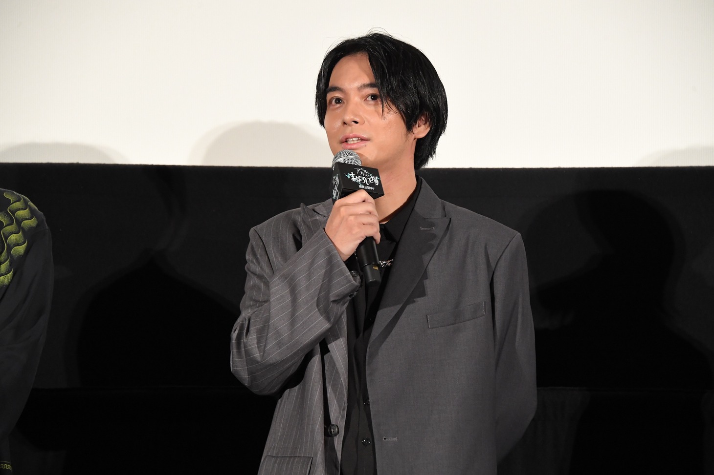 菊入正宗役の榎木淳弥。