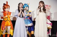 「どうしたらプリキュアになれるか」という質問に答える加隈亜衣（右）と、うれしさに涙をうかべる関根明良（左）。