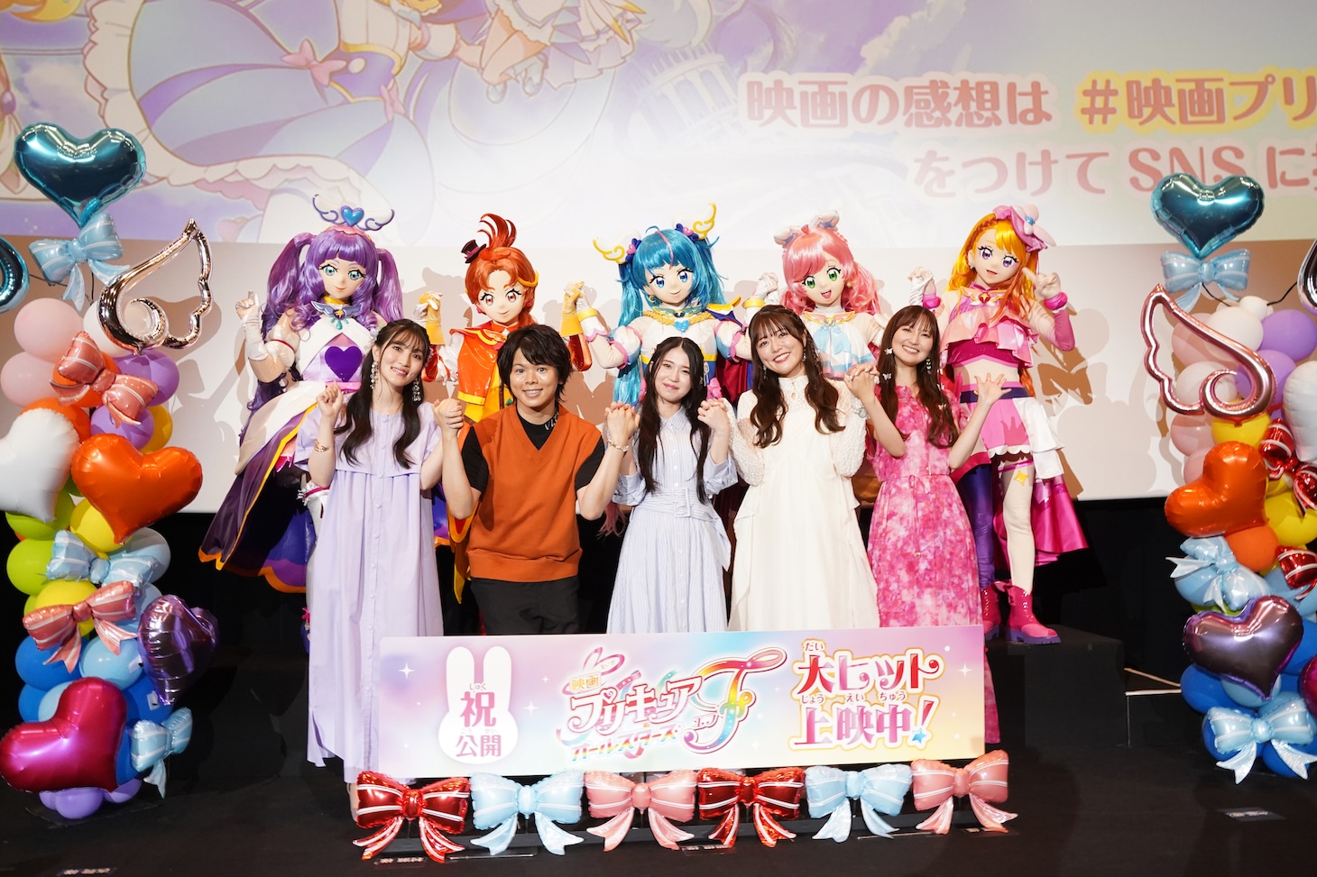 上段左から、キュアマジェスティ、キュアウィング、キュアスカイ、キュアプリズム、キュアバタフライ、下段左から、古賀葵、村瀬歩、関根明良、加隈亜衣、七瀬彩夏。