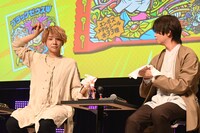 「ビックリマン」を開封するキャストたち。