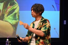 「ビックリマン」を開封し、ウエハースを食べる小西克幸。