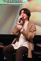 「ビックリマン」を開封するキャストたち。