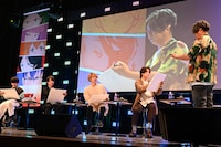 「天高く舞う泣いた小西克幸」を描くキャスト陣。