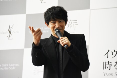 決めポーズ付きで甘いセリフを求められた津田健次郎。